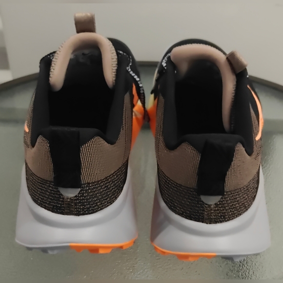 Size 10.5 - Nike Wildhorse 10 Black Orange Pulse - Picture 9 of 11